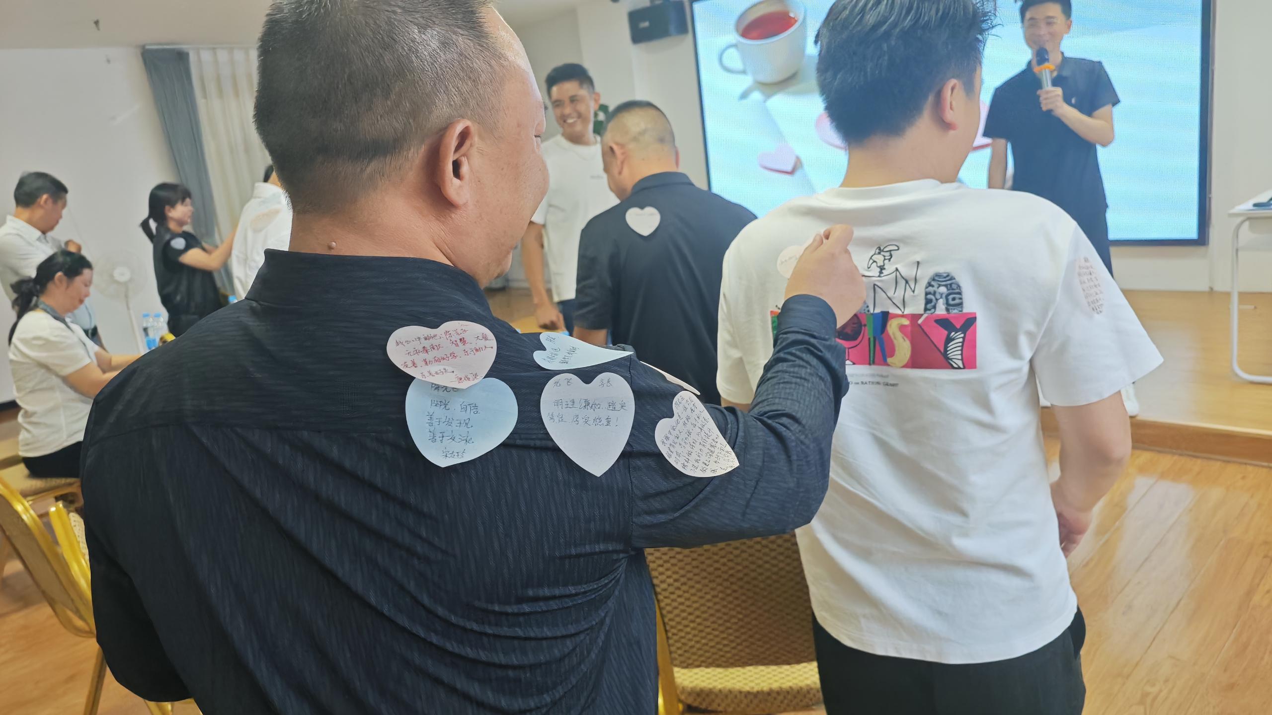 现场贴满便利贴的墙面