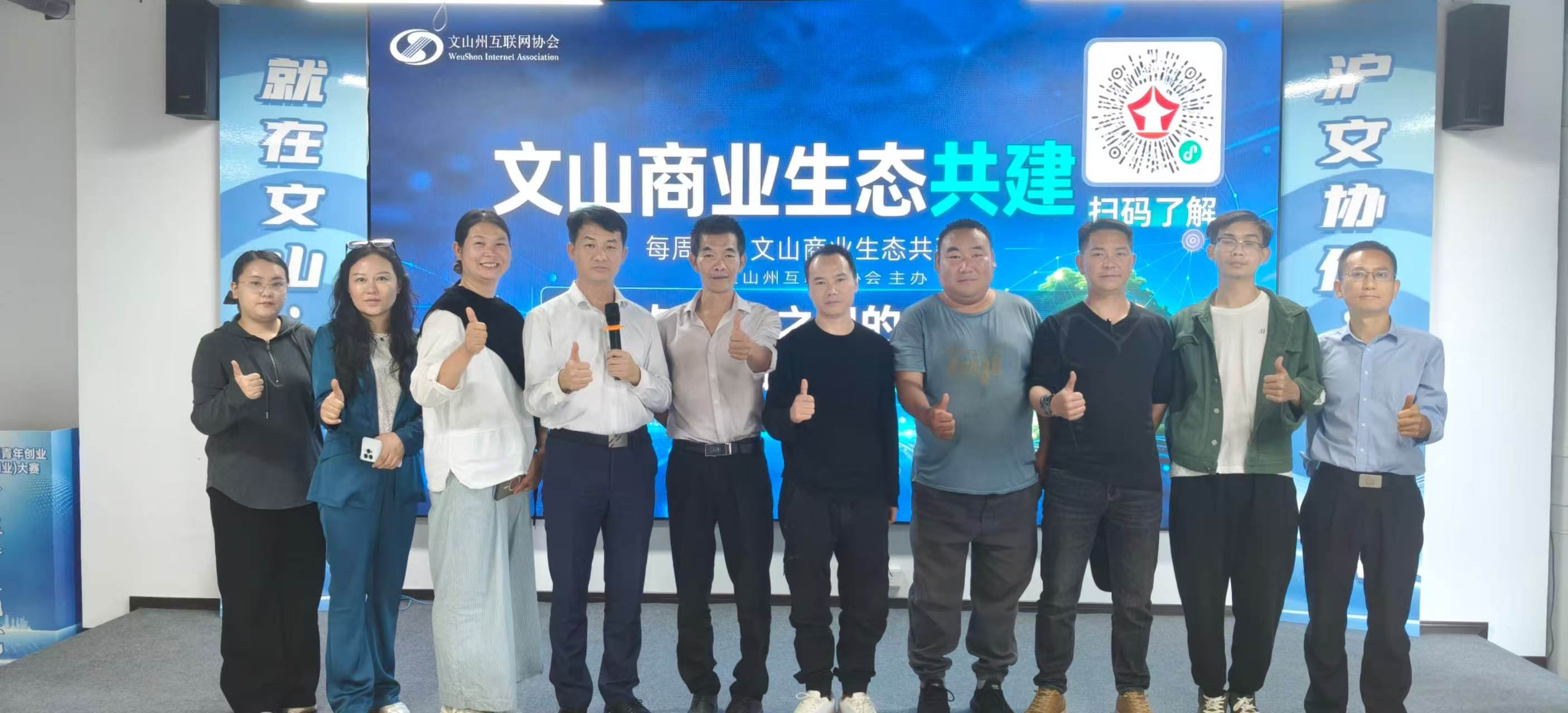 前半场替人牵线，后半场现场起卦